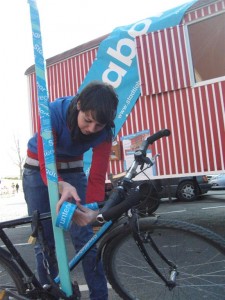 Karoline umwickelt mein Fahrrad. Tipp: Nicht den Bremszug umkleben...